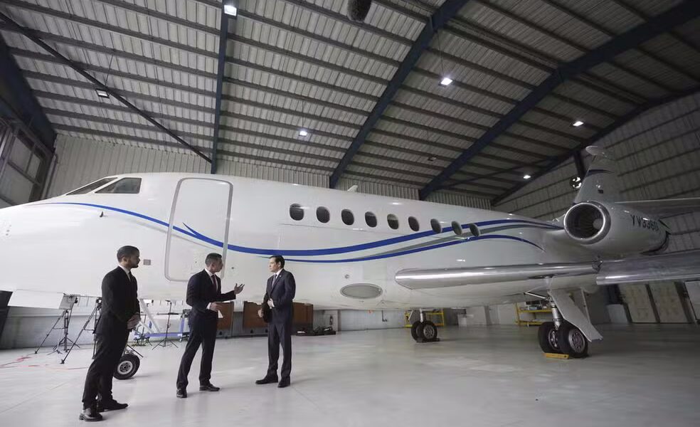 ap25037758273934 Secretário Marco Rubio inspeciona apreensão de avião da Venezuela, na República Dominicana, em 6 de fevereiro de 2025 — Foto: AP Photo/Mark Schiefelbein