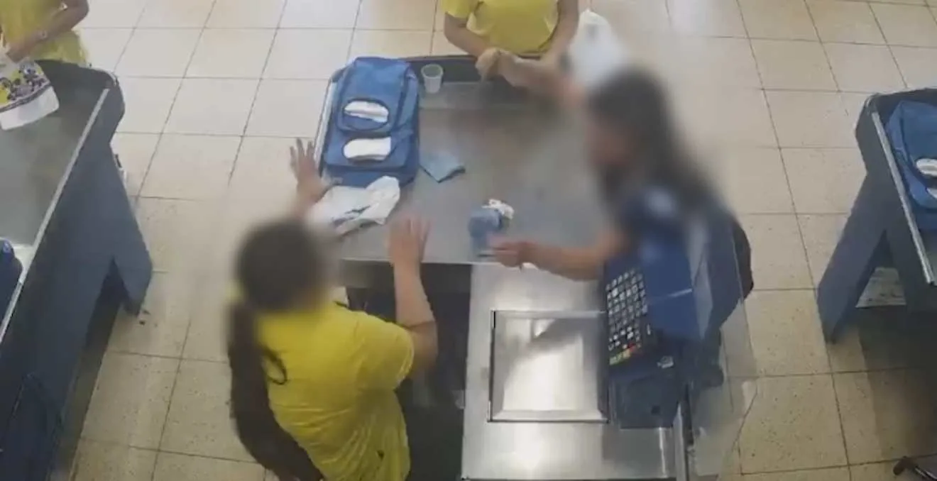 Operadora de caixa é esfaqueada pela ex-madrasta em supermercado ; vídeo