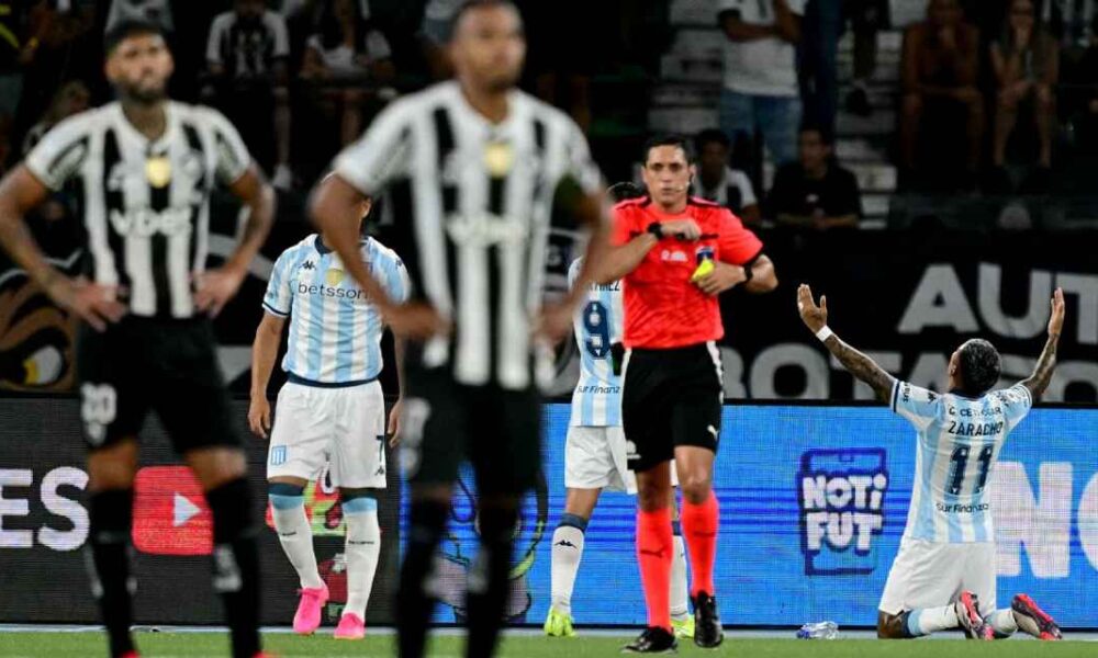 Zaracho comemora, enquanto jogadores do Botafogo lamentam PABLO PORCIUNCULA/AFP via Getty Images