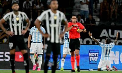 Zaracho comemora, enquanto jogadores do Botafogo lamentam PABLO PORCIUNCULA/AFP via Getty Images