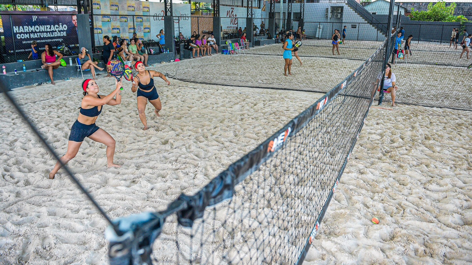 Arena Beach Juruá faz torneio feminino de beach tênis com 13 duplas