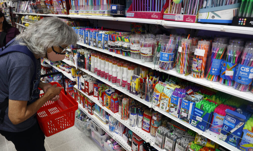 Imagens de movimentação de pessoas nas ruas do centro de curitiba. Movimento no comércio da região central de Curitiba. Vendas de material escolar – setor de material escolar – cadernos – canetas – lápis – lápís de cor – Foto: Albari Rosa/AEN