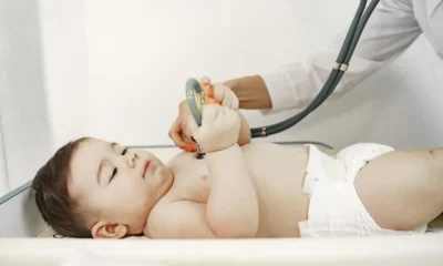 medico-com-estetoscopio-bebe-sem-roupa-exame-por-um-medico A mortalidade em decorrência de bronquiolite é maior em bebês com 2 anos ou menos. — Foto: Reprodução/Pexels