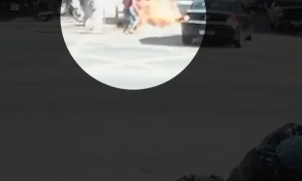 motociclista-pega-fogo-cic Câmera de segurança flagrou o desespero do motociclista após a batida (Vídeo: Câmera de Segurança)