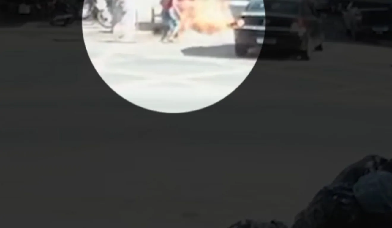 Motociclista pega fogo após acidente e sai correndo em chamas ; veja vídeo