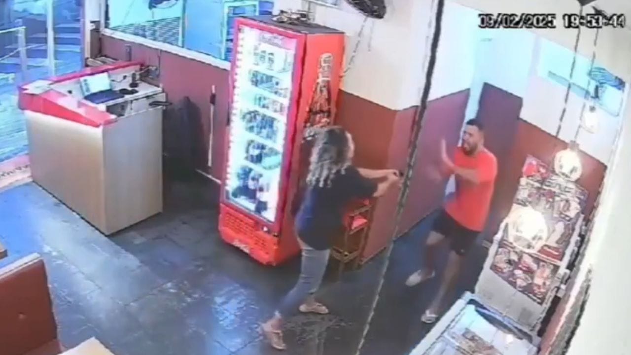 Vídeo:  mulher tenta matar o marido no trabalho, é desarmada e acaba morta por ele