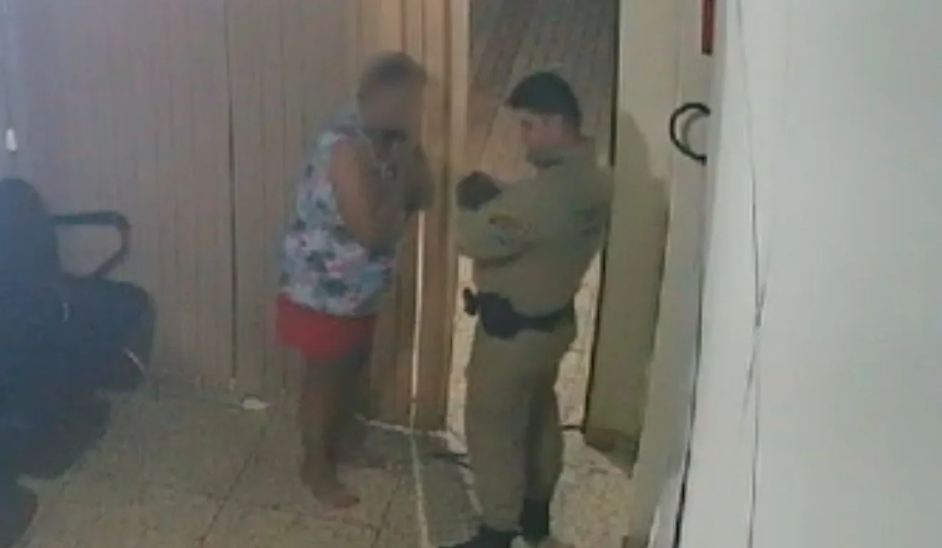 Policiais salvam vida de recém-nascido asfixiado com leite materno; veja o vídeo