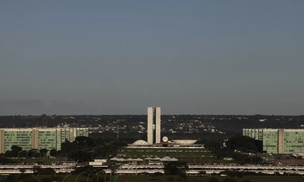 Esplanada dos Ministérios com o Congresso Nacional ao fundo, em Brasília • 07/04/2010 - Reuters/Ricardo Moraes