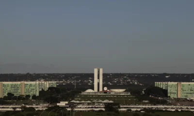 tagreuters.com2023binary_LYNXMPEJ8P0V5-FILEDIMAGE-e1703122713863 Esplanada dos Ministérios com o Congresso Nacional ao fundo, em Brasília • 07/04/2010 - Reuters/Ricardo Moraes