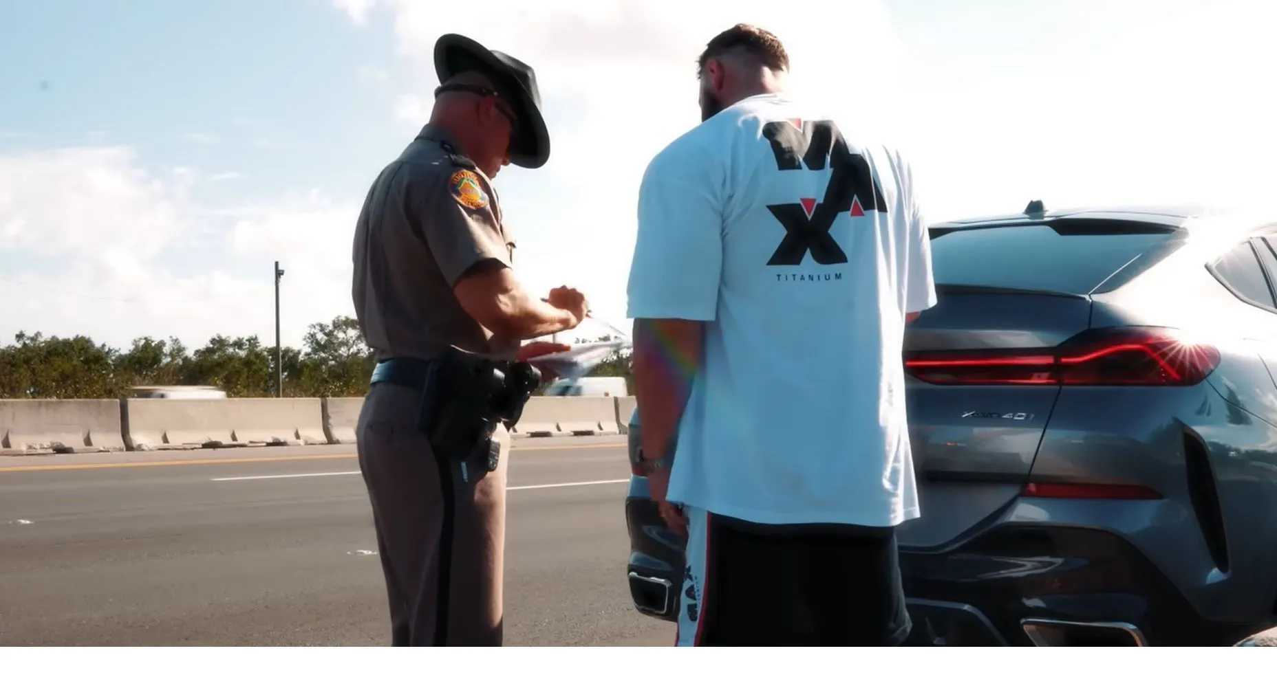 Nos Estados Unidos, Ramon Dino e treinador batem carro avaliado em R$ 800 mil