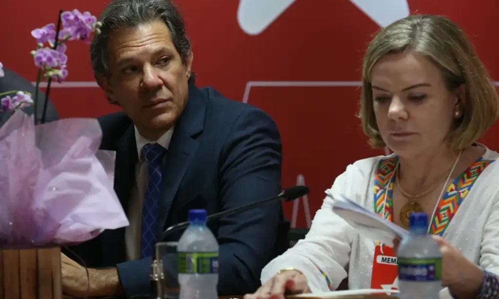 Brasilia (DF), 13/02/2023 Ministro da Fazenda, Fernando Haddad, participa de reunião do Diretório Nacional do PT, ao lado da presidente do partido dos trabalhadores, Gleisi Hoffmann