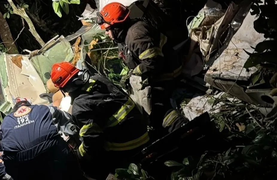 1-WhatsApp-Image-2025-03-09-at-19.22.36 Um homem morreu e outro ficou ferido após a queda de um avião de pequeno porte em Itanhaém, no litoral de São Paulo • Divulgação/Defesa Civil de São Paulo