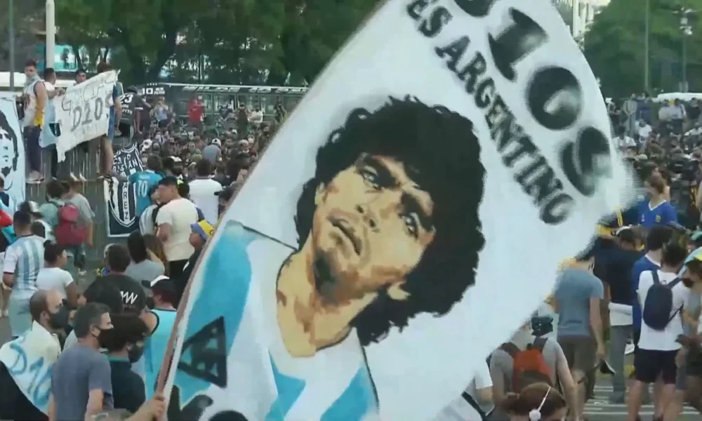 19511_9CD3A562C749668D-2 Multidão se reúne em Buenos Aires para homenagear Diego Maradona (25.nov.2020) • Foto: CNN Brasil