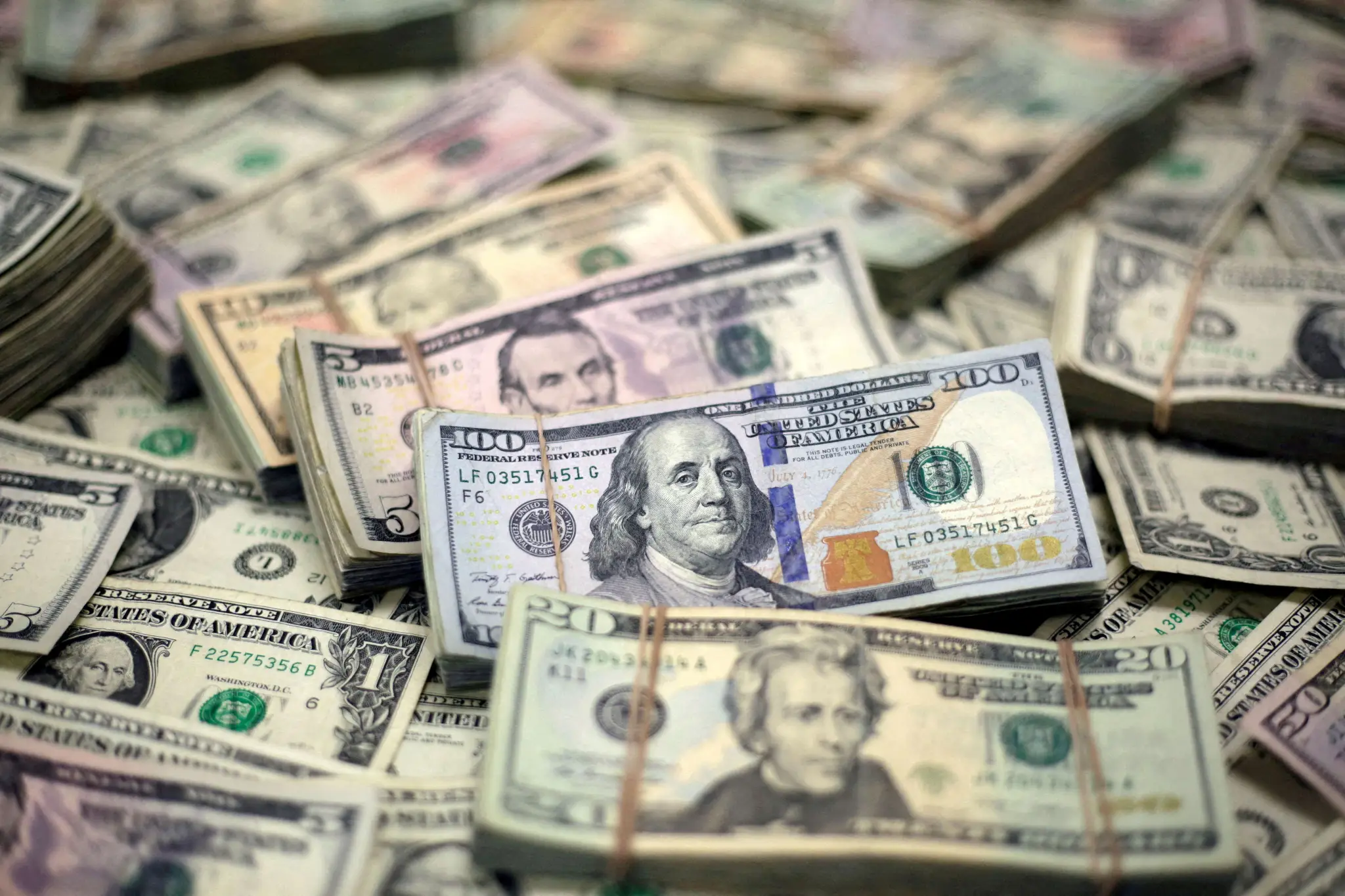 Dólar cai a R$ 5,64 após subir mais de 1%, em ajustes depois de mudança do IOF
