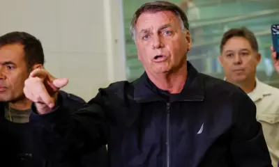 2025-01-18T132302Z_1307699958_RC2BCCAJNCXE_RTRMADP_3_USA-TRUMP-BOLSONARO O ex-presidente do Brasil, Jair Bolsonaro, reage à partida de sua esposa, Michelle Bolsonaro, para a posse do presidente dos EUA, Donald Trump, no Aeroporto Internacional de Brasília, em Brasília, Brasil, em 18 de janeiro de 2025. REUTERS/Adriano Machado.