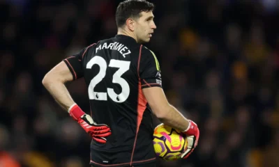 2025-02-01T175953Z_1634923760_UP1EL211DZSV3_RTRMADP_3_SOCCER-ENGLAND-WOL-AVL-REPORT O goleiro Emiliano Martinez, do Aston Villa, toca suas costas após sofrer uma lesão. REUTERS/David Klein.
