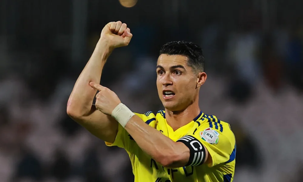 2025-02-25T192854Z_764963923_UP1EL2P1I45R4_RTRMADP_3_SOCCER-SAUDI-WEH-NSR-REPORT Futebol - Liga Profissional da Arábia Saudita - Al Wehda x Al Nassr - Estádio King Abdul Aziz, Meca, Arábia Saudita - 25 de fevereiro de 2025. Cristiano Ronaldo, do Al Nassr, reage. REUTERS/Stringer