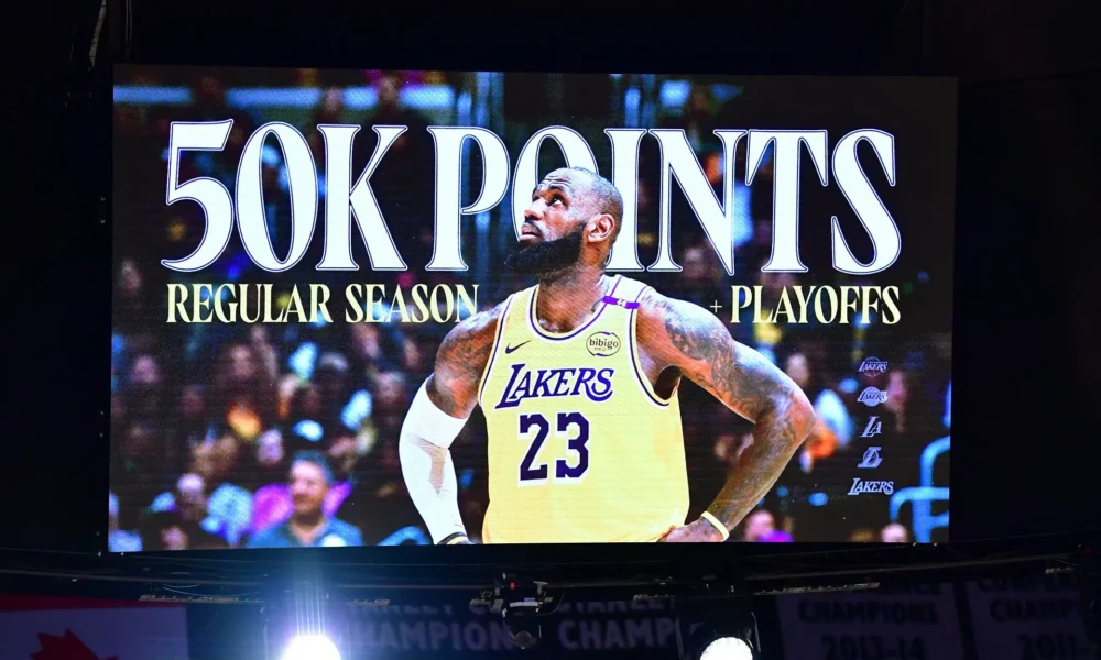 2025-03-05T115145Z_1_LYNXNPEL240HZ_RTROPTP_4_NBA-LEBRON-RECORDE-PONTOS Tela mostra vídeo de comemoração dos 50 mil pontos anotados por LeBron James em sua carreira na NBA após o jogador alcançar a marca durante partida do Los Angeles Lakers contra o New Orleand Pelicans em Los Angeles 04/03/2025 Gary A. Vasquez-Imagn Images