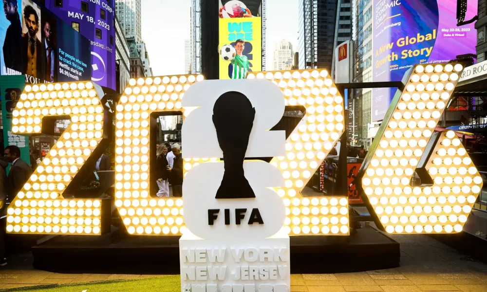 2025-03-05T132948Z_1_LYNXNPEL240KX_RTROPTP_4_SOCCER-FIFA Logo da Copa do Mundo de 2026 na Times Square, em Nova York 18/5/2023 REUTERS/Brendan McDermid