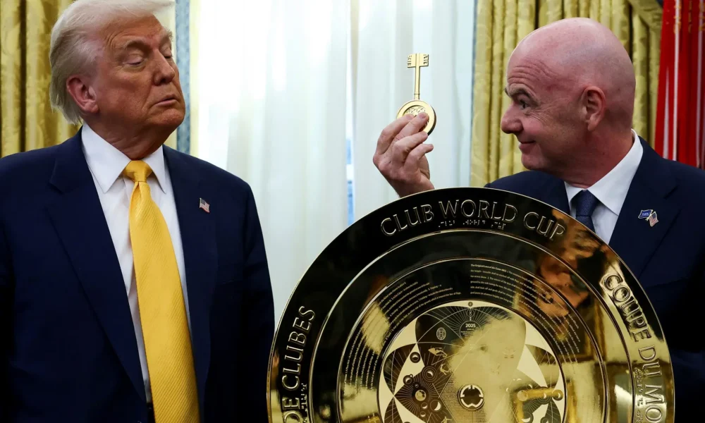 O presidente da FIFA, Gianni Infantino, segura a chave do troféu da Copa do Mundo de Clubes da FIFA ao lado do presidente dos EUA, Donald Trump, no Salão Oval da Casa Branca em Washington, D.C., EUA, 7 de março de 2025. REUTERS/Evelyn Hockstein