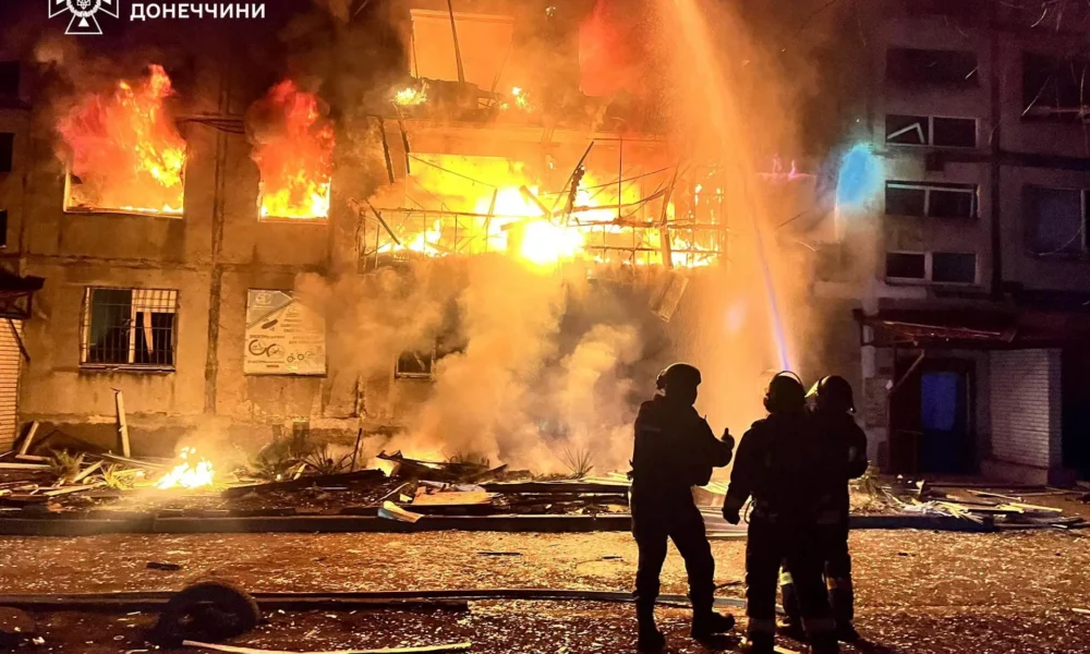 2025-03-08T071256Z_2112884834_RC2U8DAZQOG1_RTRMADP_3_UKRAINE-CRISIS-ATTACK-DOBROPILLIA (1) Bombeiros trabalham no local de uma área residencial atingida por um ataque militar russo, em meio ao ataque da Rússia à Ucrânia, na cidade de Dobropillia, região de Donetsk, Ucrânia, 8 de março de 2025. Serviço de imprensa do Serviço de Emergência Estatal da Ucrânia na região de Donetsk/Divulgação via REUTERS