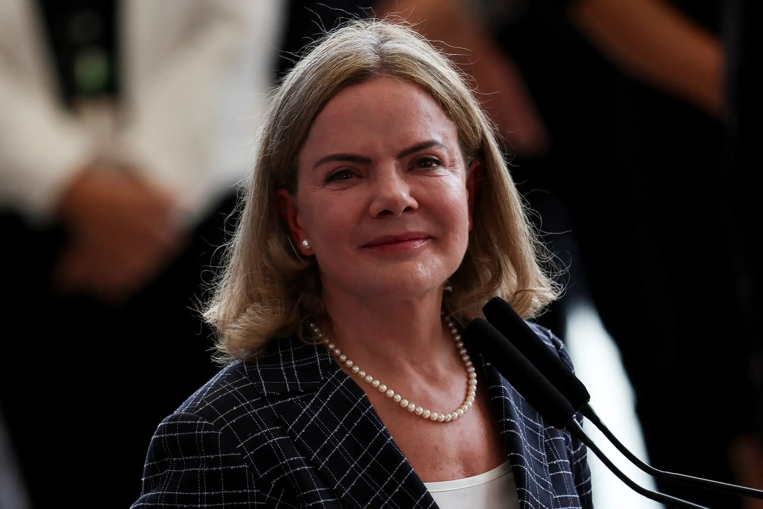 Novo aciona TCU contra Gleisi Hoffmann sobre “empréstimo de Lula”; ministra apaga post