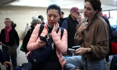 Carol Ye, do Canadá, verifica seu telefone enquanto espera para voar para Toronto via Aeroporto Internacional de Heathrow, depois que um incêndio em uma subestação elétrica cortou a energia do Aeroporto Internacional de Heathrow, no Aeroporto de Fiumicino, perto de Roma, Itália, em 21 de março de 2025. REUTERS/Guglielmo Mangiapane