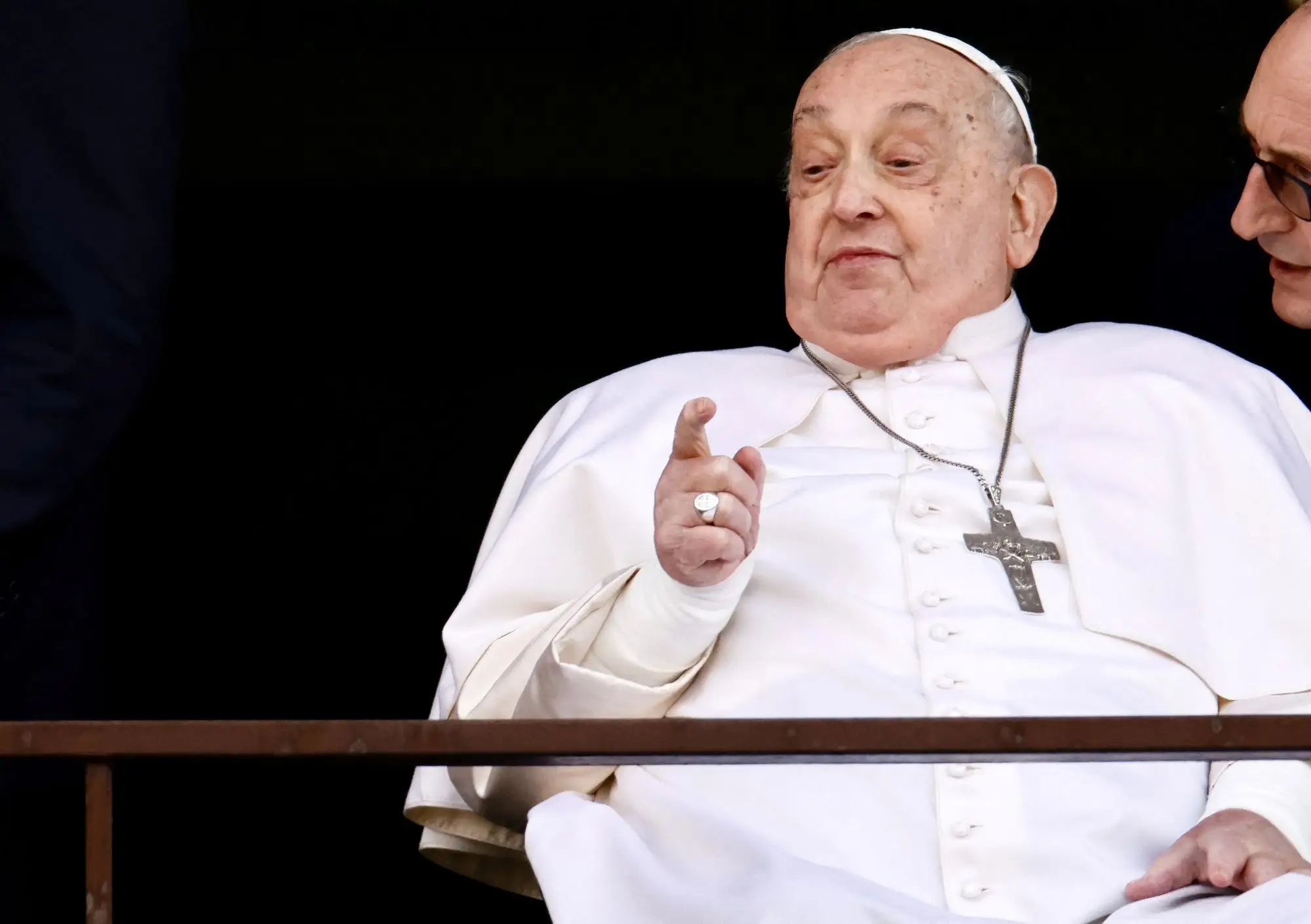 Papa Francisco recebe alta hospitalar e aparece em público após mais de 1 mês