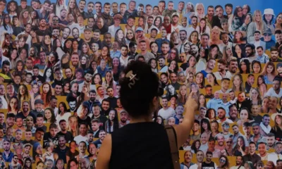 Um mural mostrando as vítimas de um ataque do Hamas em 7 de outubro de 2023, perto do Kibutz Reim, no sul de Israel. Fotógrafo: Kobi Wolf/Bloomberg.