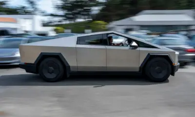 Um Tesla Cybertruck na loja da empresa em Colma, Califórnia, EUA, na segunda-feira, 10 de março de 2025. Fotógrafo: David Paul Morris/Bloomberg