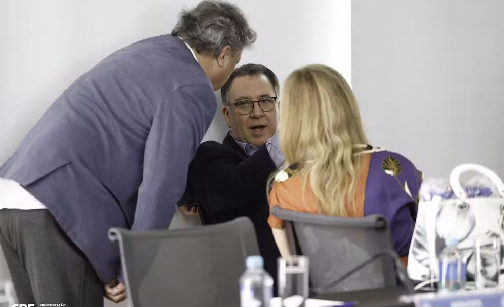 Marcos Bocatto, superintendente de novos negócios no Corinthians, conversa com Marcelo Teixeira, presidente do Santos, e Leila Pereira, presidente do Palmeiras, no Conselho Técnico da Série A — Foto: Rafael Ribeiro/CBF