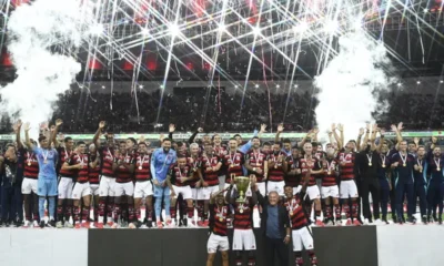 Flamengo levanta o troféu do Campeonato Carioca (Foto: André Durão)