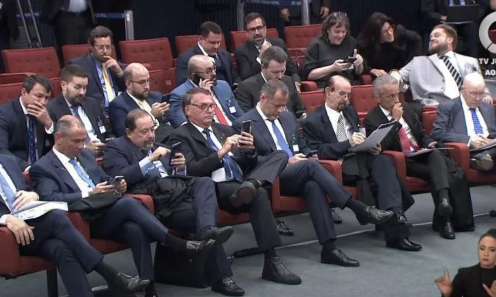 O ex-presidente Jair Bolsonaro sentado na primeira fila da sessão da Primeira Turma do STF - Reprodução/TV Justiça