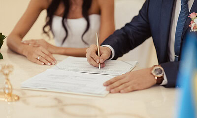 Signature,Ceremony.,Cropped,Close,Up,Photo,Image,Of,Wedding,Couple
