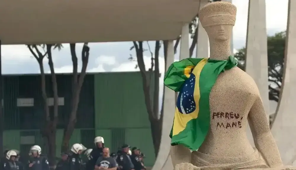 Estátua da Justiça, em frente ao Supremo Tribunal Federal (STF), pichada. • Joedson Alves/Agencia Brasil