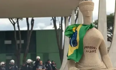 Estátua da Justiça, em frente ao Supremo Tribunal Federal (STF), pichada. • Joedson Alves/Agencia Brasil
