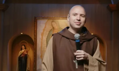 Frei Gilson durante transmissão ao vivo Foto: reprodução/YouTube