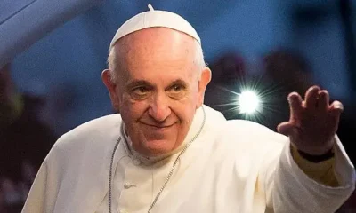 O Papa Francisco acena do Papamóvel a caminho da Via Crucis na Praia de Copacabana durante as celebrações da Jornada Mundial da Juventude em 26 de julho de 2013, no Rio de Janeiro, Brasil (Foto de Buda Mendes/Getty Images)