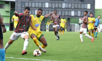 IFC-X-GEC-28-MARCO-1000×600 Os jogadores Polaco e Lukinha durante duelo entre Independência e Galvez na fase classificatória. Foto/Manoel Façanha