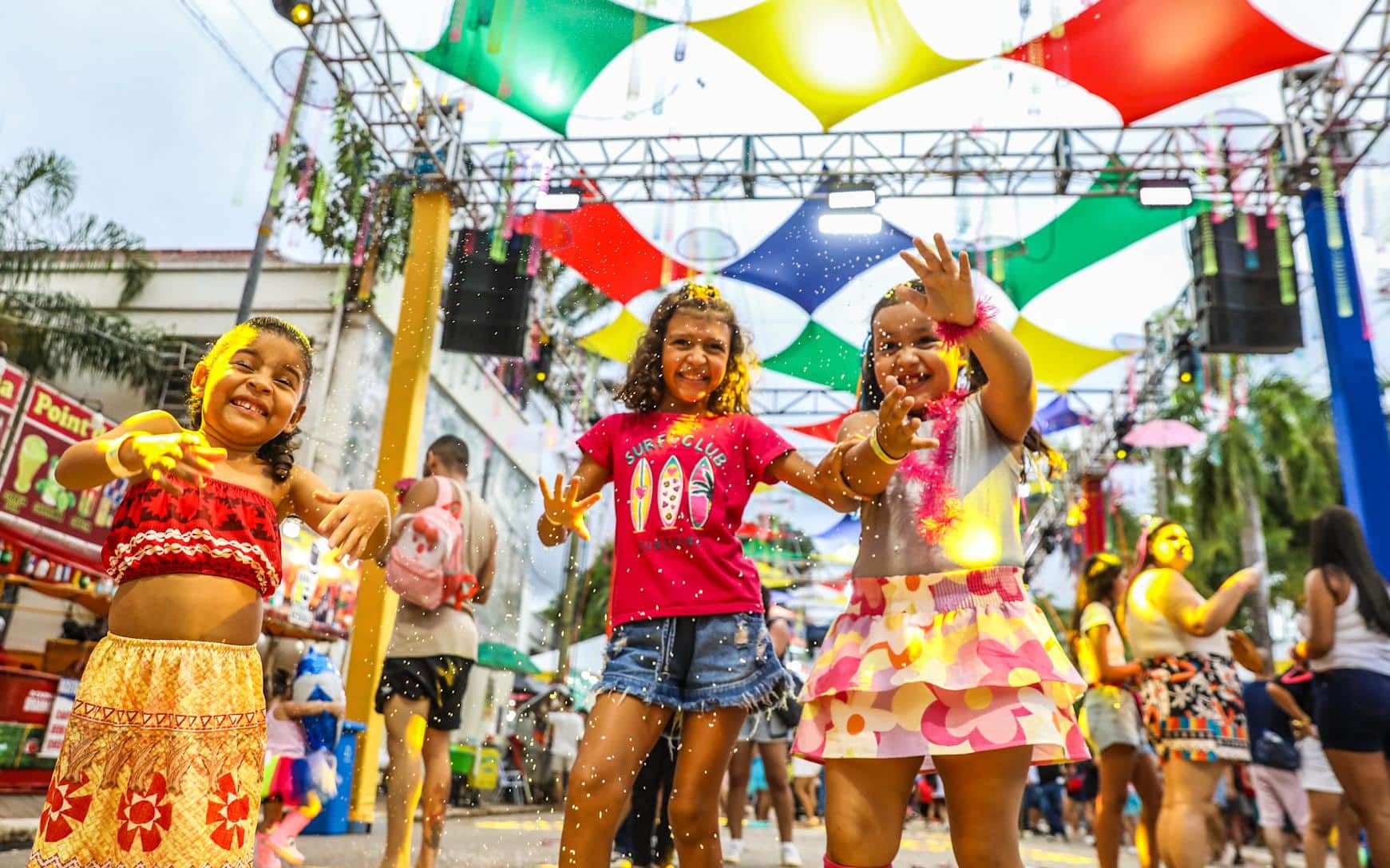 Crianças recebem pulseira de identificação para segurança no Carnaval da Família