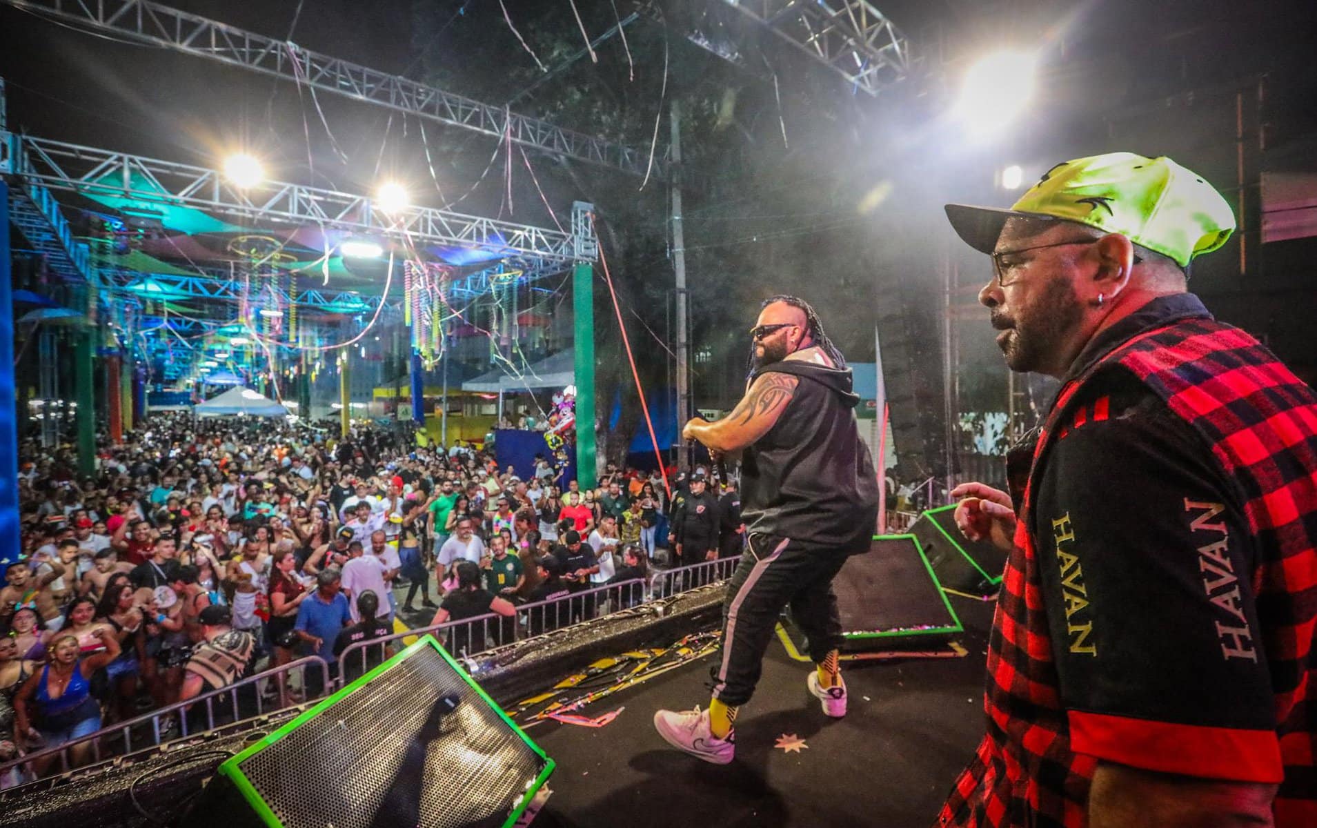 Os Cobras Dance leva foliões ao delírio com hits que marcaram em época