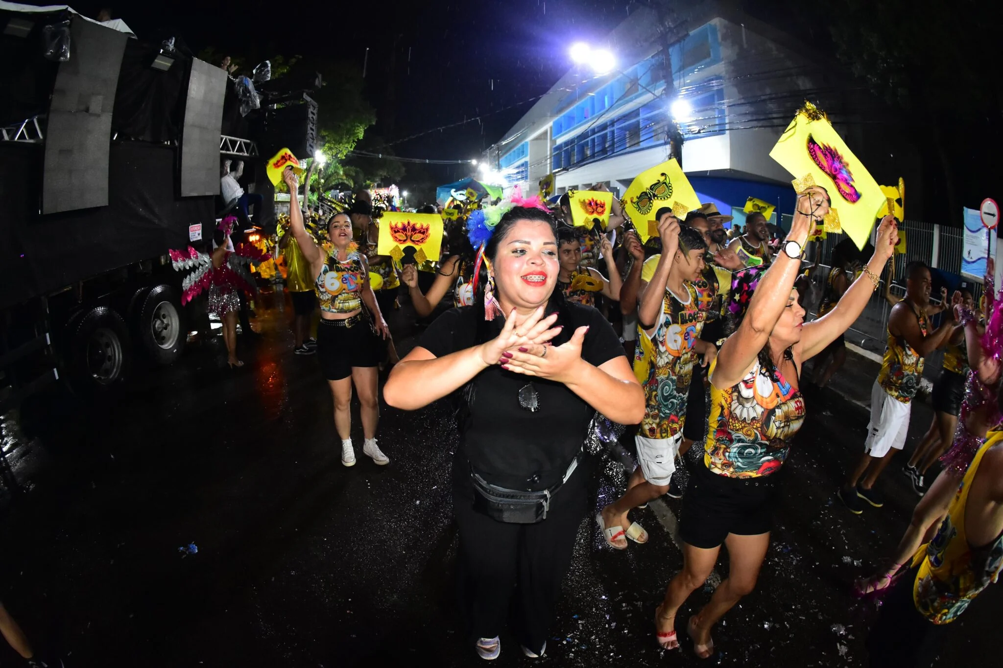 Blocos 6 é D+ e Unidos do Fuxico levam intérpretes de Libras para avenida