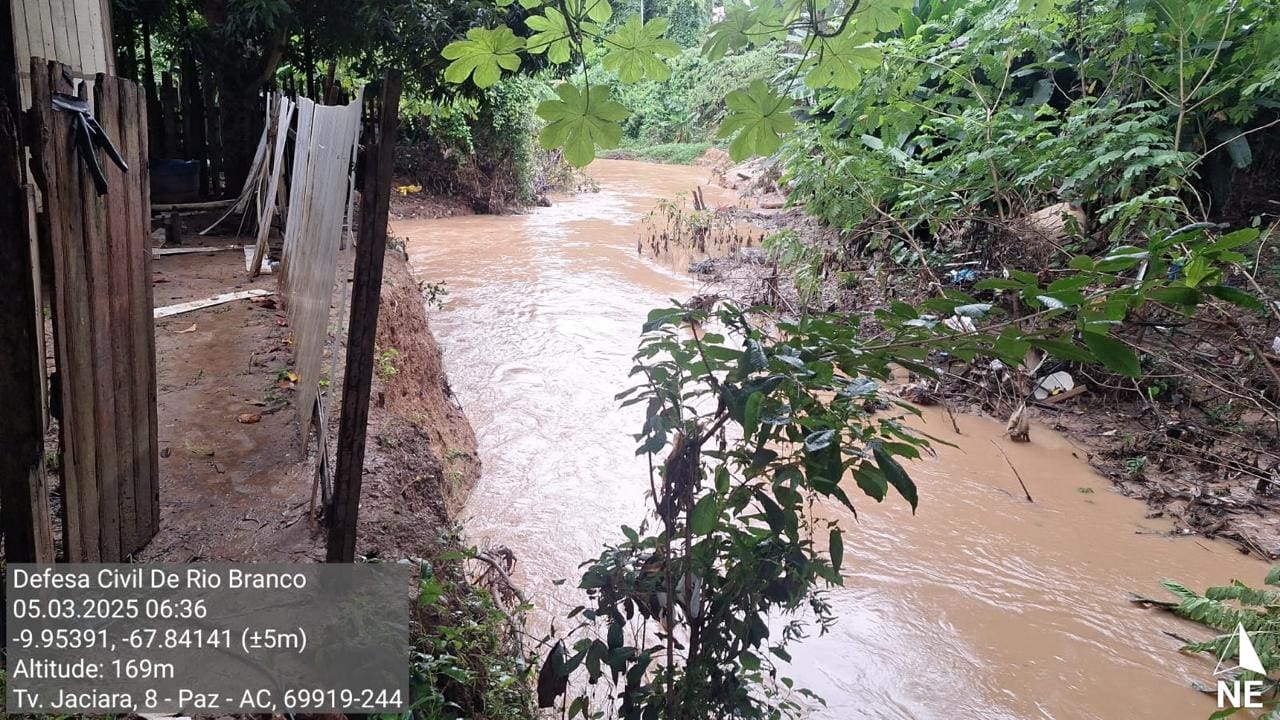 Igarapé Batista tem vazante de 50 centímetros após atingir 30 famílias em transbordamento