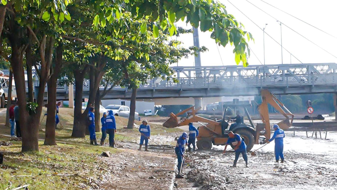Prefeitura já recolheu mais de 170 toneladas de entulhos em bairros afetados pela alagação