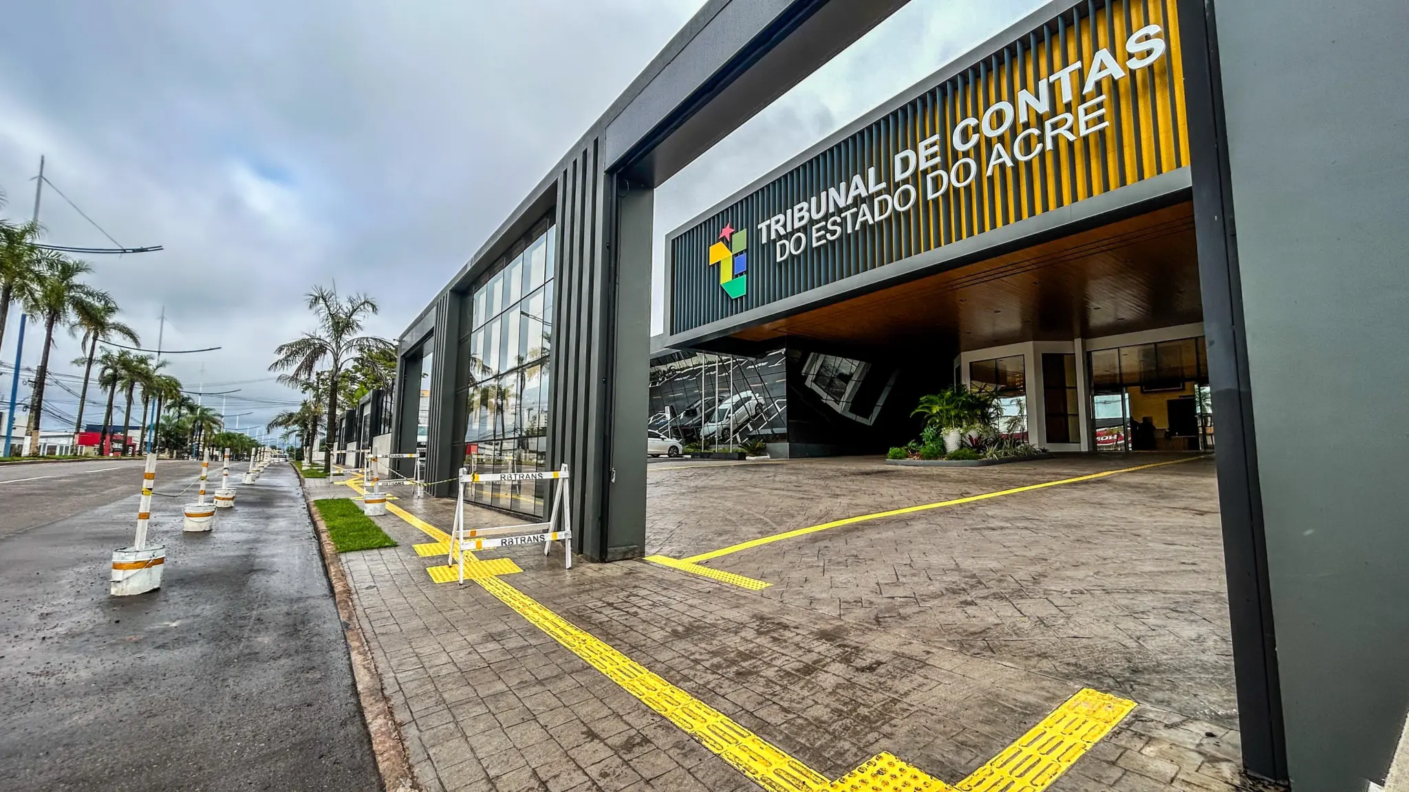 Queda de mármores do muro do Tribunal de Contas do Acre interdita parcialmente Av. Ceará há 11 dias