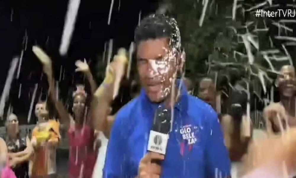 Reporter-da-Globo-tem-celular-furtado-ao-vivo-apos-receber-jato-de-espuma-no-RJ- Reporter-da-Globo-tem-celular-furtado-ao-vivo-apos-receber-jato-de-espuma-no-RJ-
