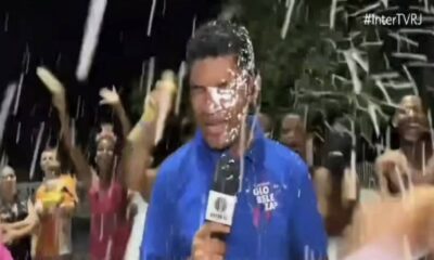 Reporter-da-Globo-tem-celular-furtado-ao-vivo-apos-receber-jato-de-espuma-no-RJ- Reporter-da-Globo-tem-celular-furtado-ao-vivo-apos-receber-jato-de-espuma-no-RJ-