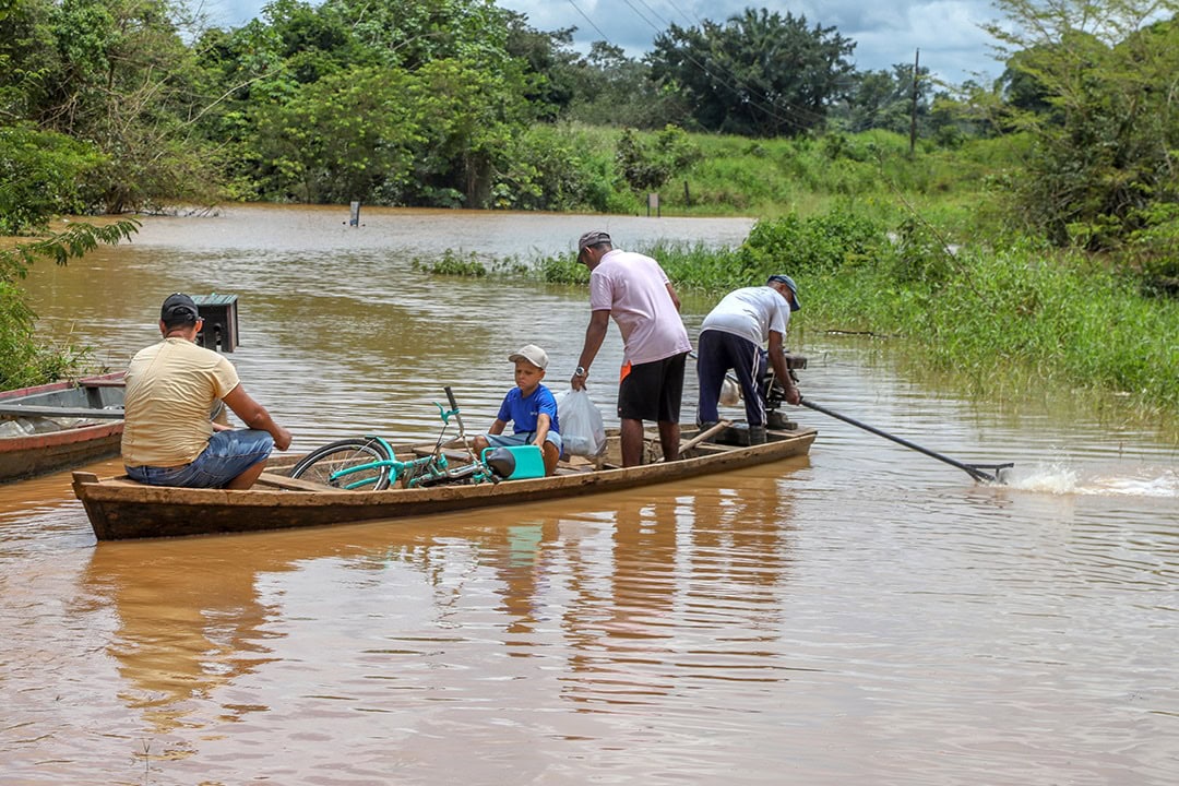 Prefeitura garante transporte de produção e travessia de ribeirinhos isolados na zona rural de Rio Branco