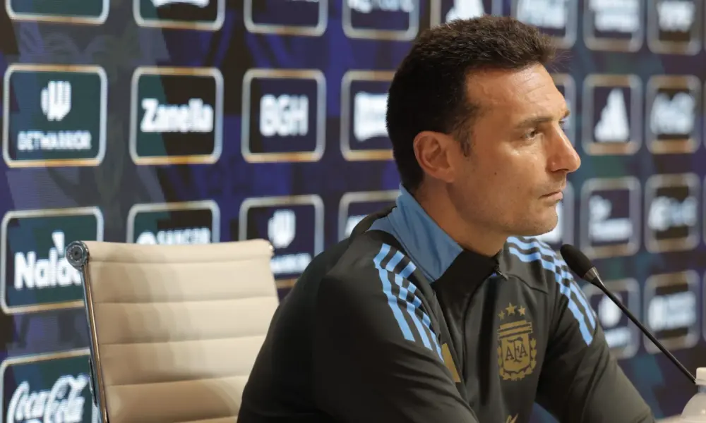 Scaloni-e1742846778895 Lionel Scaloni, técnico da Argentina, durante coletiva • Divulgação/Selección Argentina/X