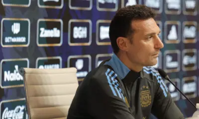 Scaloni-e1742846778895 Lionel Scaloni, técnico da Argentina, durante coletiva • Divulgação/Selección Argentina/X